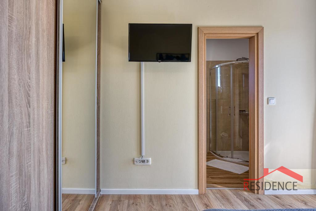 Galižana – Čudovita polpritlična hiša z bazenom in pogledom na morje