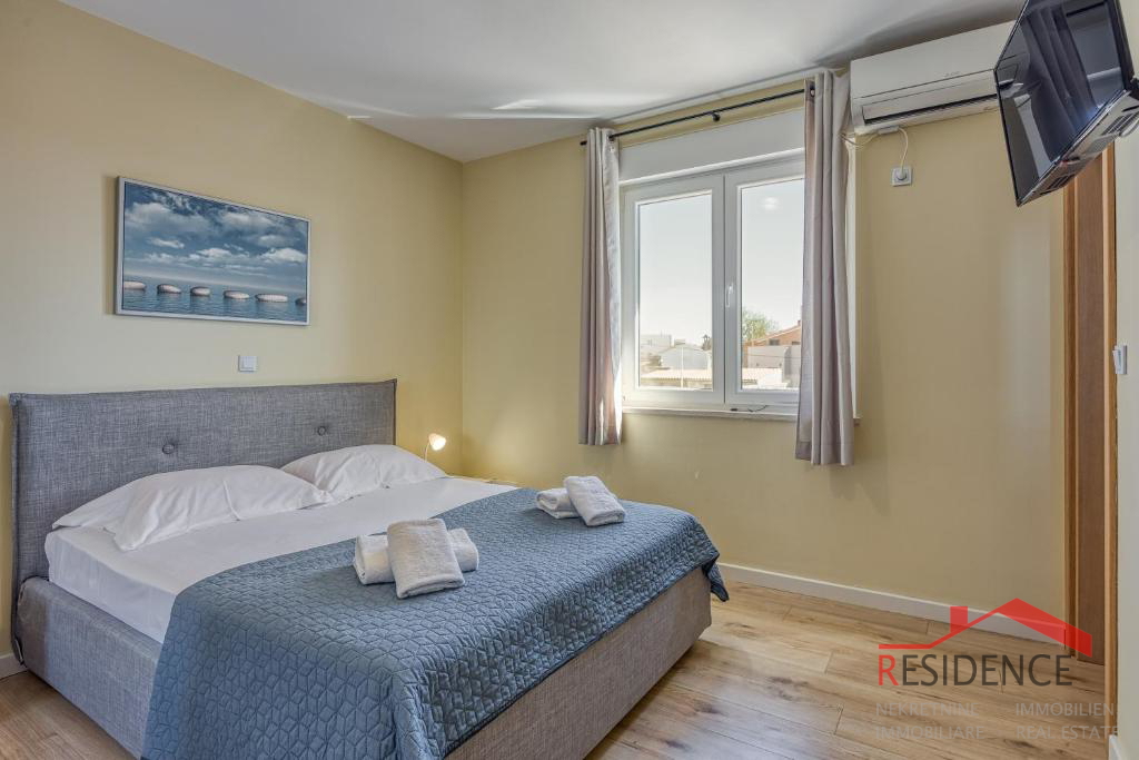 Galižana – Čudovita polpritlična hiša z bazenom in pogledom na morje