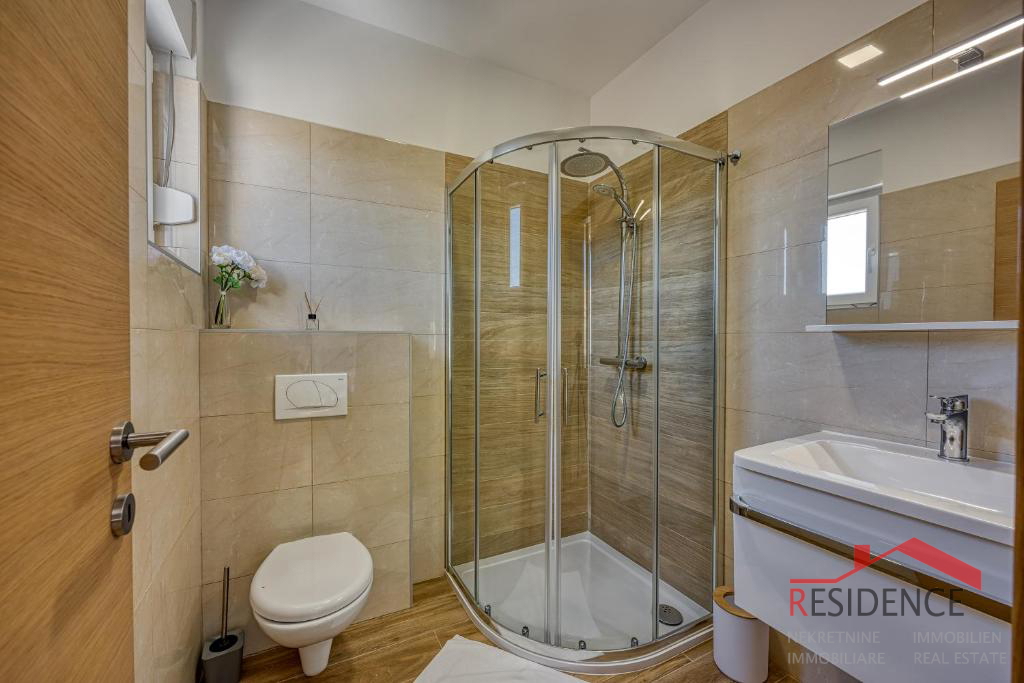 Galižana – Čudovita polpritlična hiša z bazenom in pogledom na morje