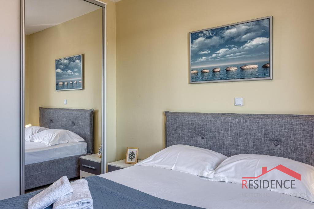 Galižana – Čudovita polpritlična hiša z bazenom in pogledom na morje