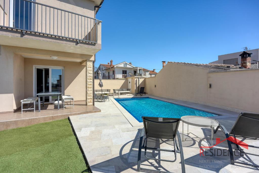 Galižana – Čudovita polpritlična hiša z bazenom in pogledom na morje