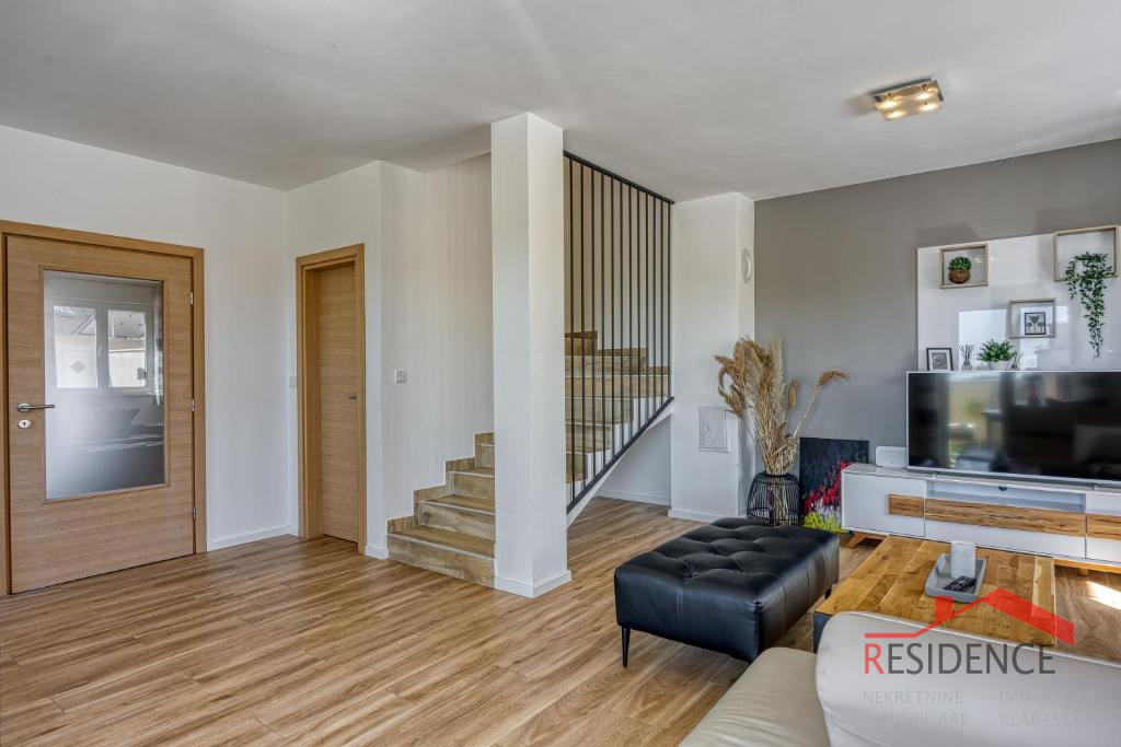 Galižana – Čudovita polpritlična hiša z bazenom in pogledom na morje