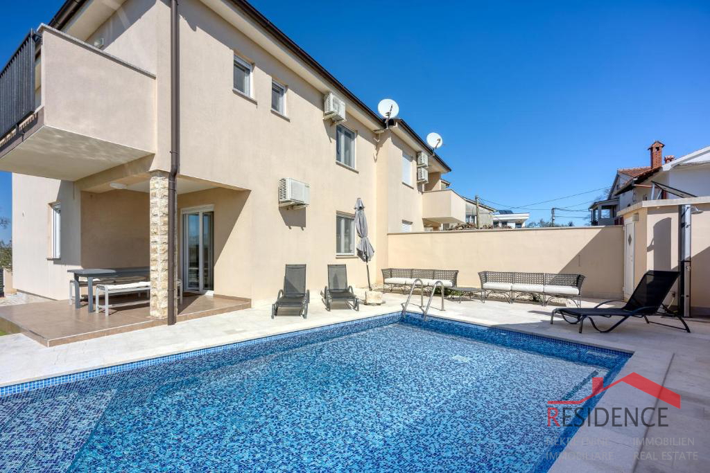 Galižana – Čudovita polpritlična hiša z bazenom in pogledom na morje