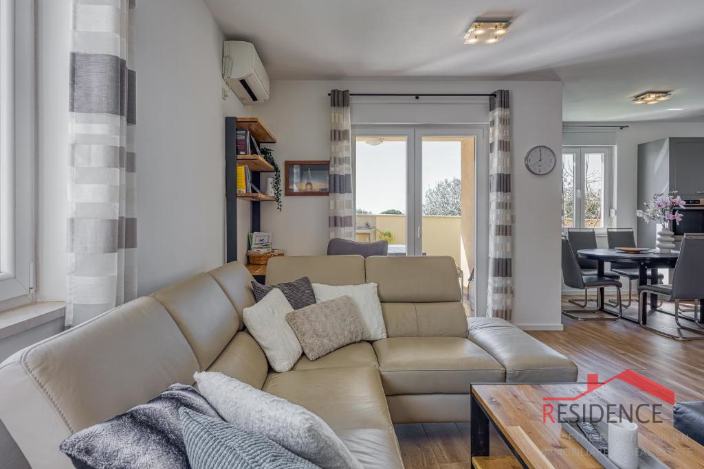 Galižana – Čudovita polpritlična hiša z bazenom in pogledom na morje