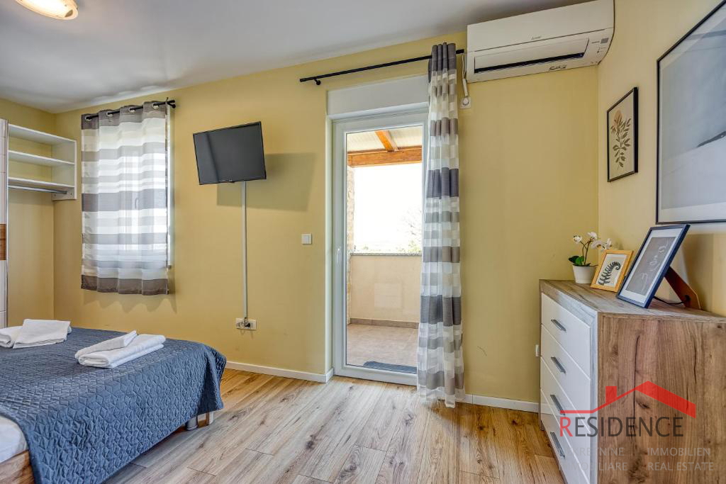 Galižana – Čudovita polpritlična hiša z bazenom in pogledom na morje