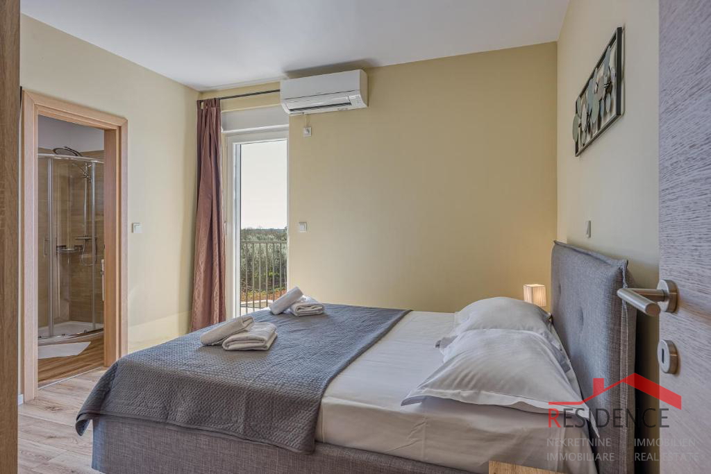 Galižana – Čudovita polpritlična hiša z bazenom in pogledom na morje