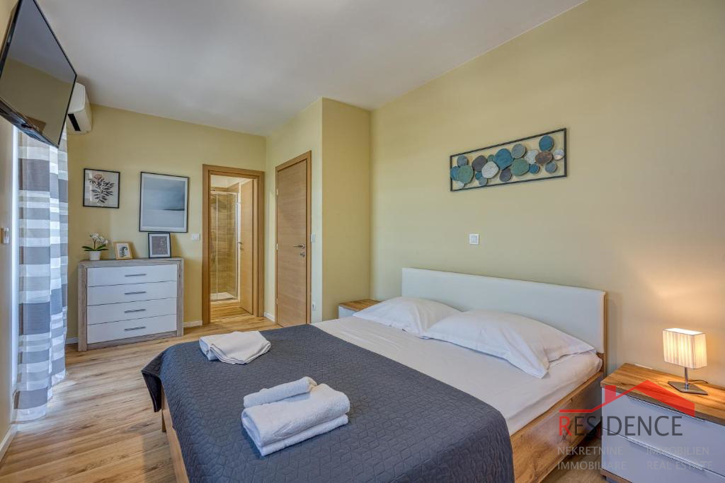 Galižana – Čudovita polpritlična hiša z bazenom in pogledom na morje