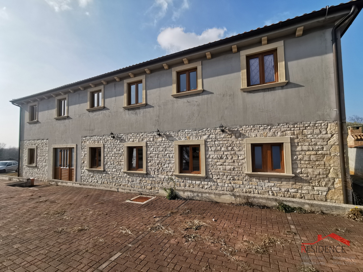 Okolica Juršića, stanovanjsko poslovni objekt, bazen