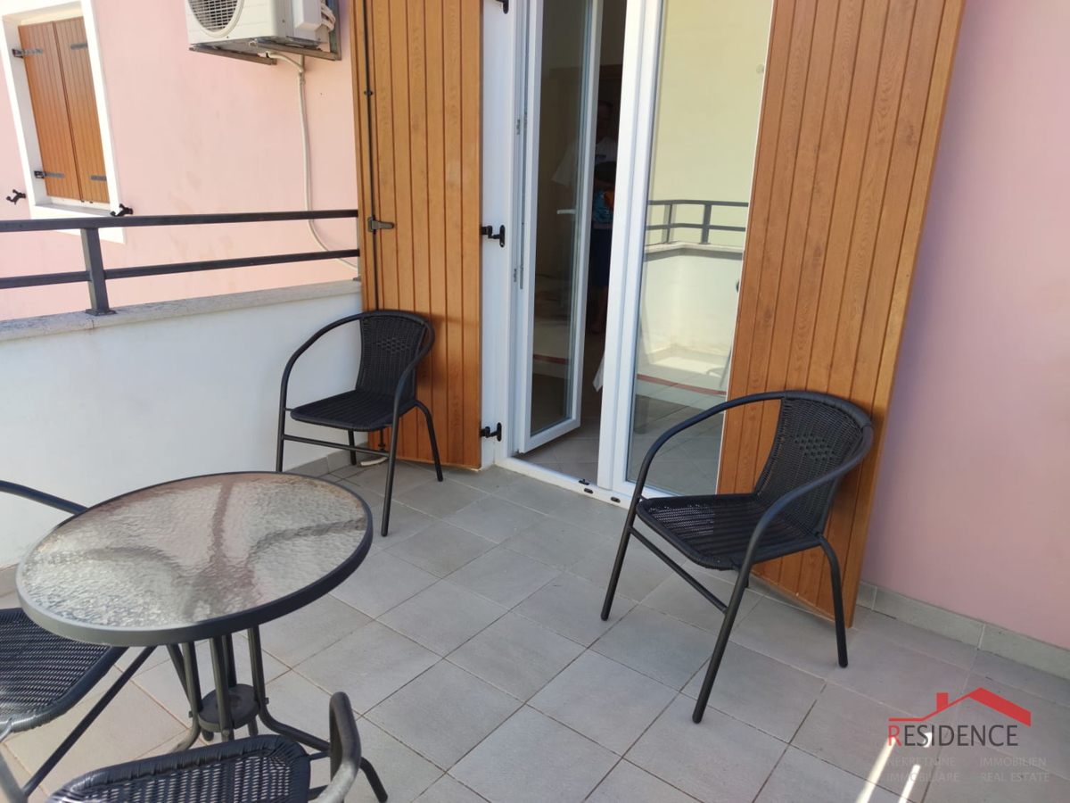 BANJOLE- VOLME, STANOVANJE V PRVEM NADSTROPJU, DVONADSTROPNO, BAZEN