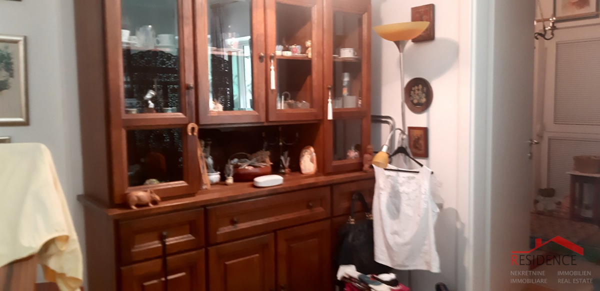 PEROJ, STANOVANJE V 2. NADSTROPJU, POGLED NA MORJE