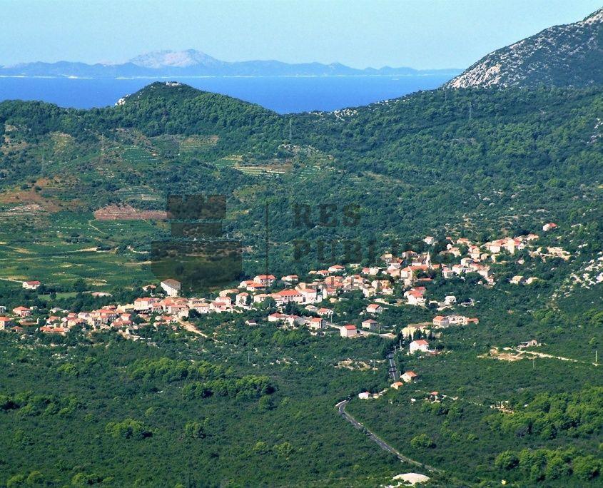 RUŠEVINA I GRAĐEVINSKO ZEMLJIŠTE - PRILIKA!