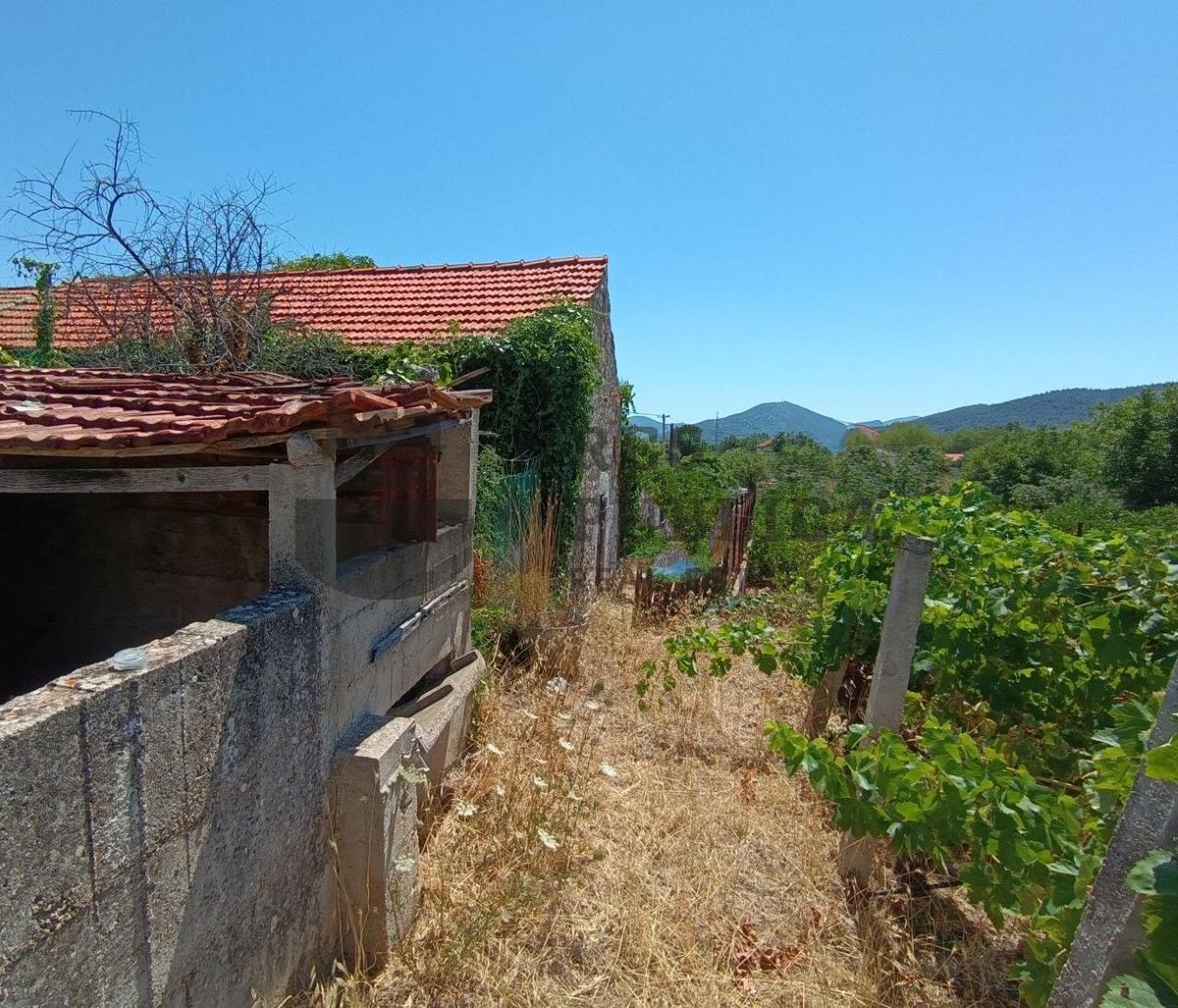 RUŠEVINA I GRAĐEVINSKO ZEMLJIŠTE - PRILIKA!