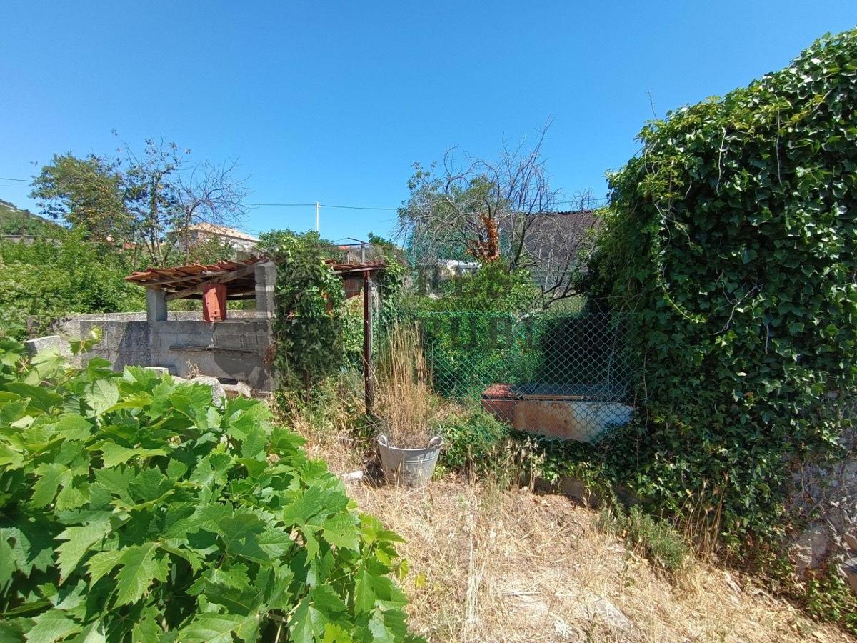 RUŠEVINA I GRAĐEVINSKO ZEMLJIŠTE - PRILIKA!