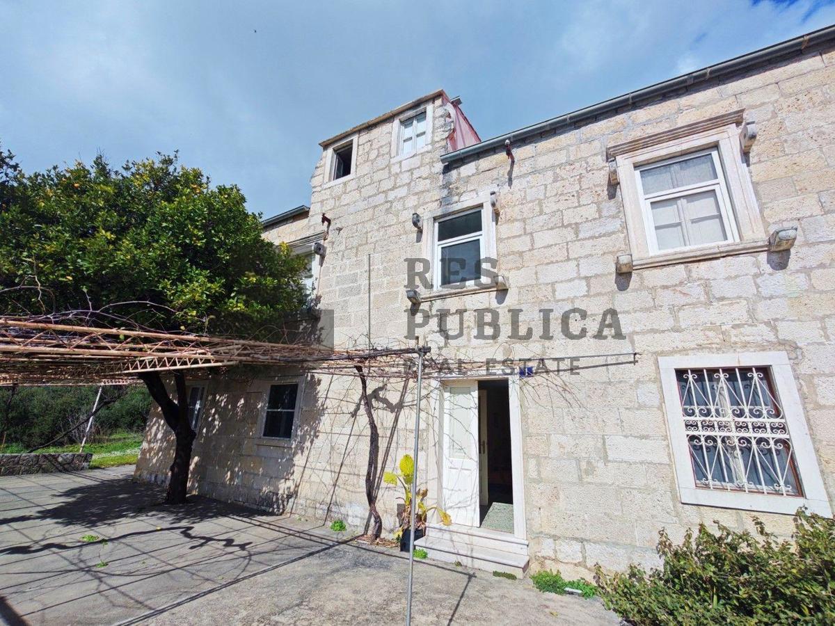 KAMENA KUĆA NA PELJEŠCU