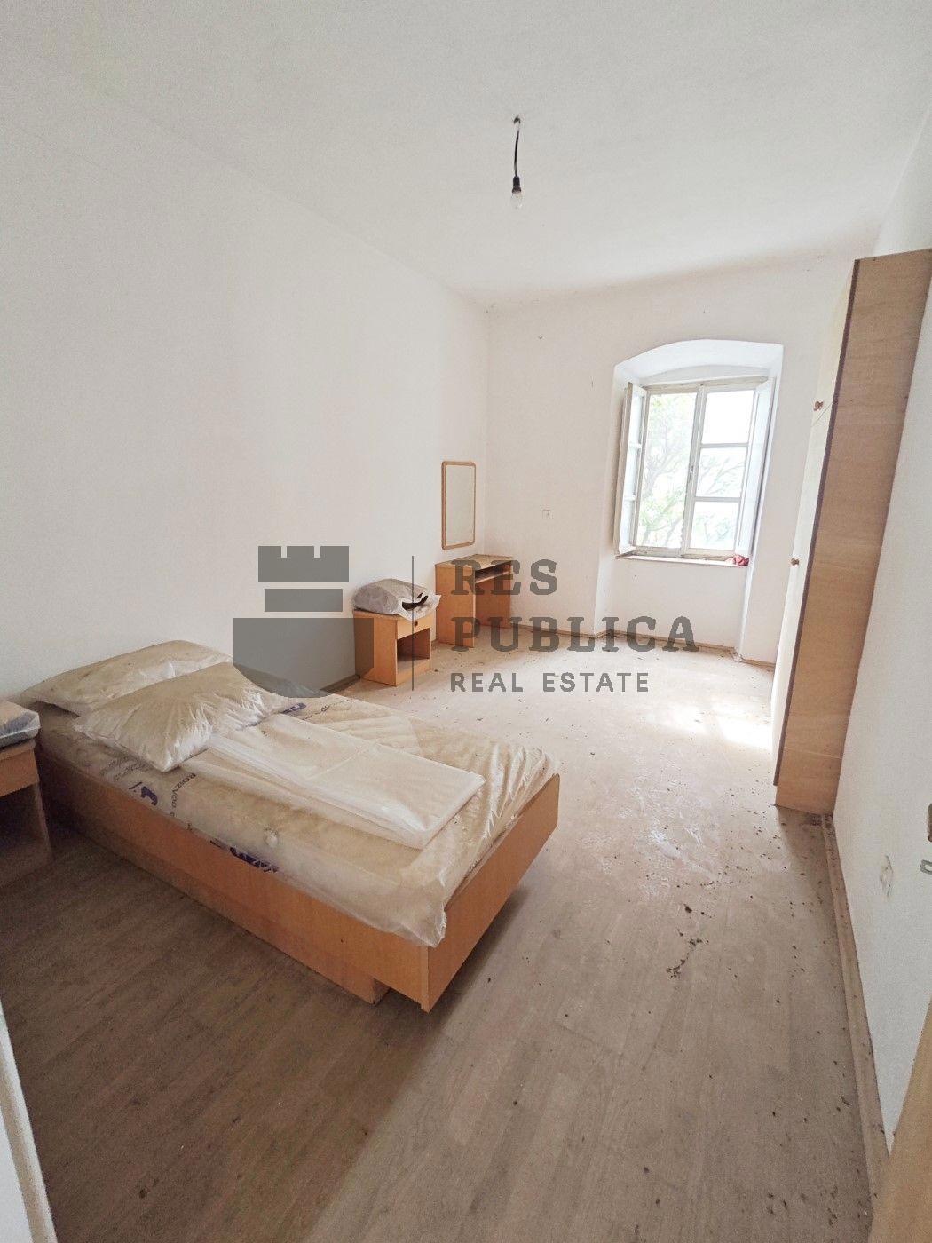 KAMENA KUĆA NA PELJEŠCU