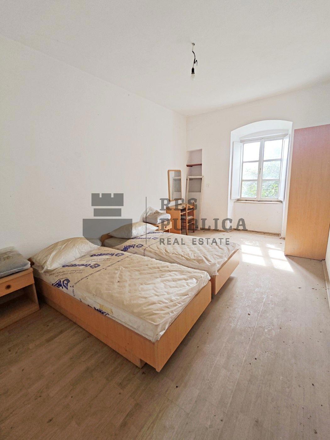 KAMENA KUĆA NA PELJEŠCU