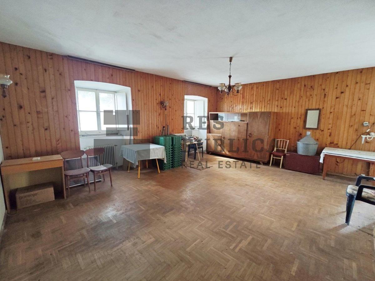 KAMENA KUĆA NA PELJEŠCU