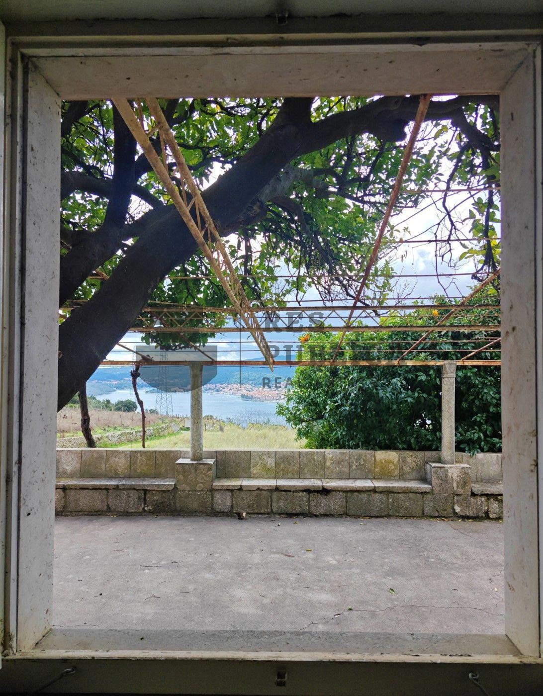 KAMENA KUĆA NA PELJEŠCU