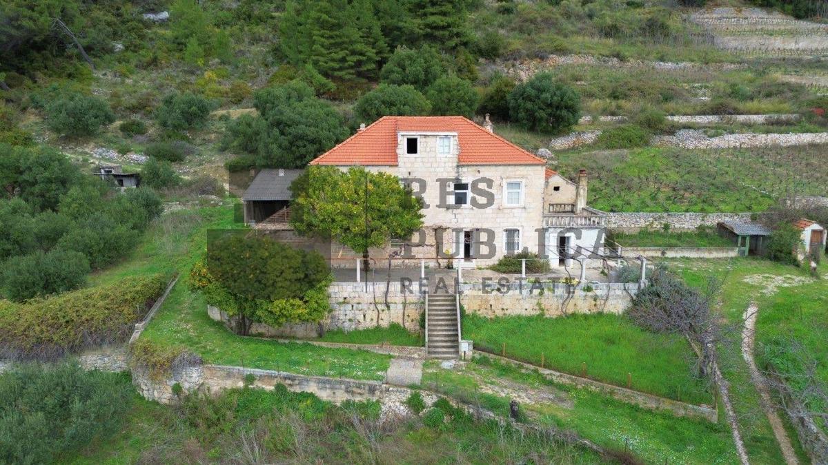 KAMENA KUĆA NA PELJEŠCU