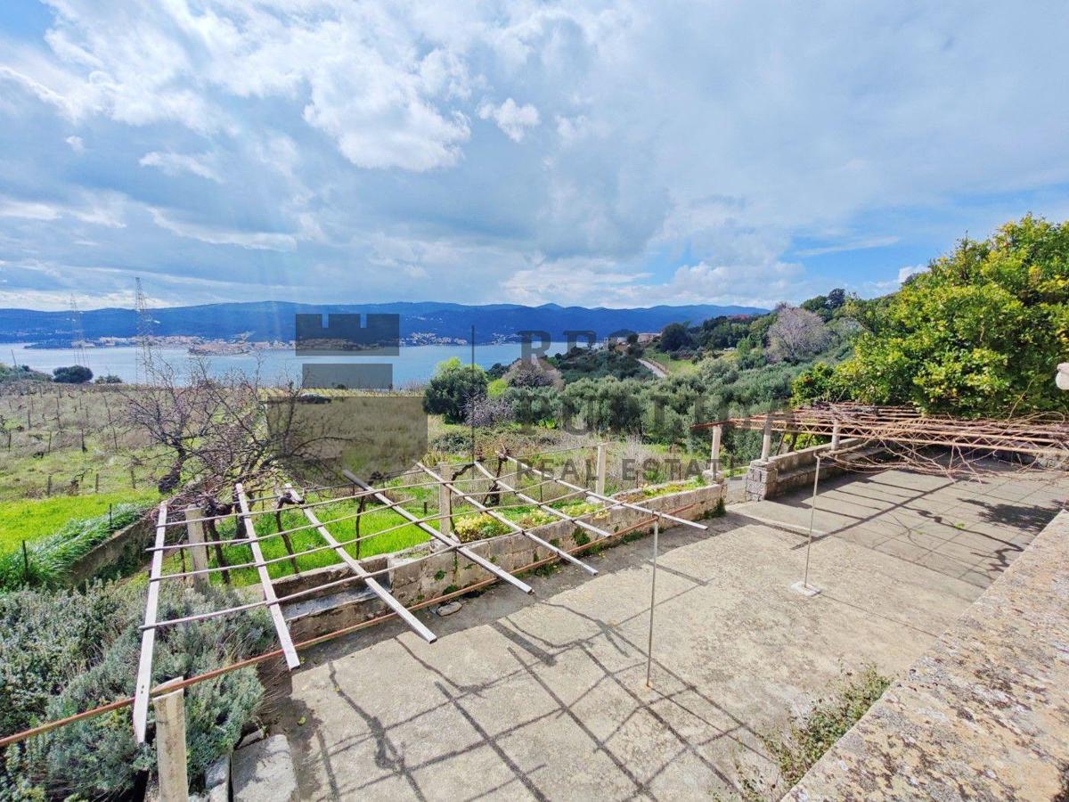 KAMENA KUĆA NA PELJEŠCU