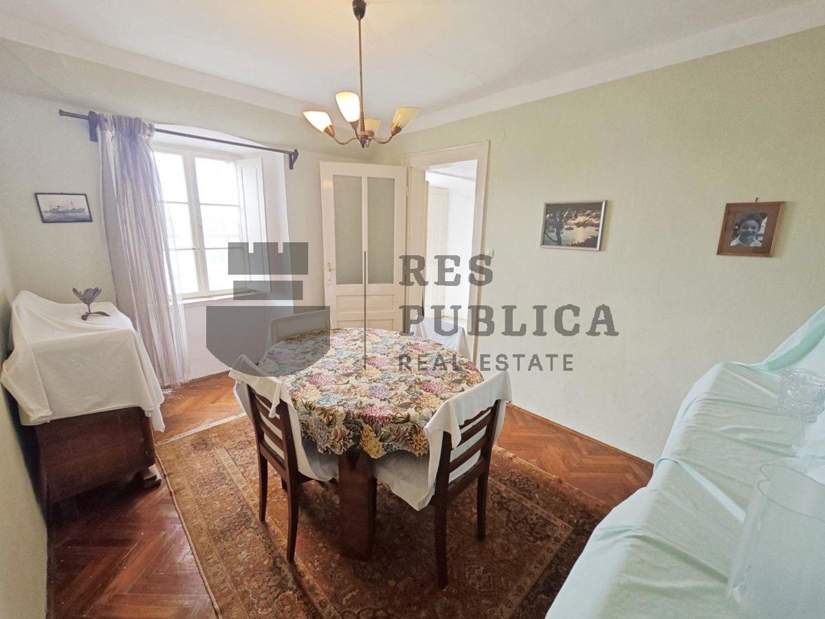 KAMENA KUĆA NA PELJEŠCU