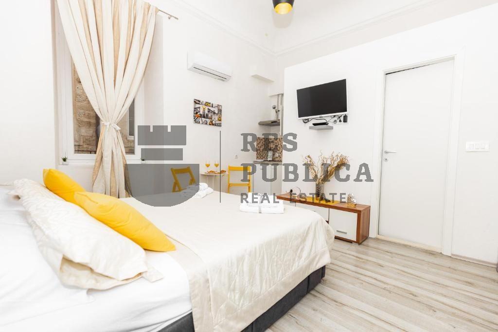 APARTMANI S POSLOVNIM PROSTOROM U STAROM GRADU - CIJENA NA UPIT