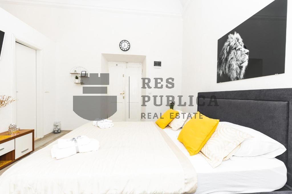 APARTMANI S POSLOVNIM PROSTOROM U STAROM GRADU - CIJENA NA UPIT