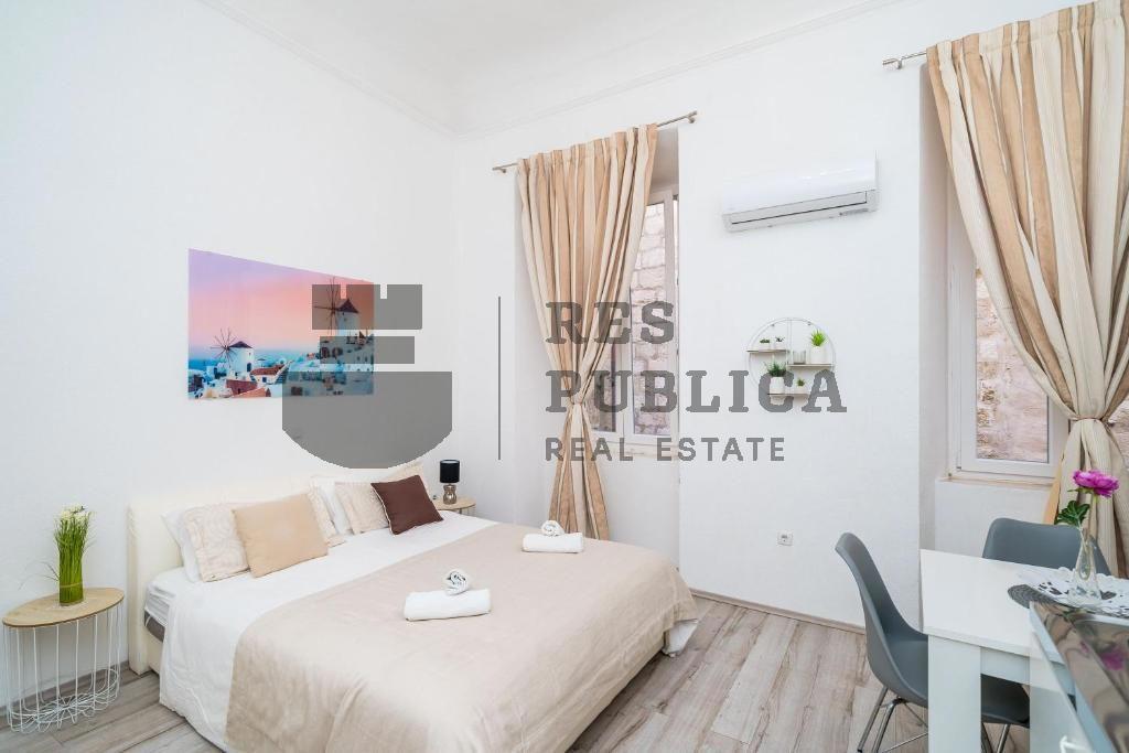 APARTMANI S POSLOVNIM PROSTOROM U STAROM GRADU - CIJENA NA UPIT