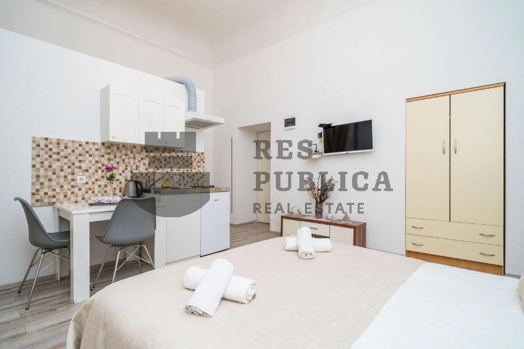 APARTMANI S POSLOVNIM PROSTOROM U STAROM GRADU - CIJENA NA UPIT