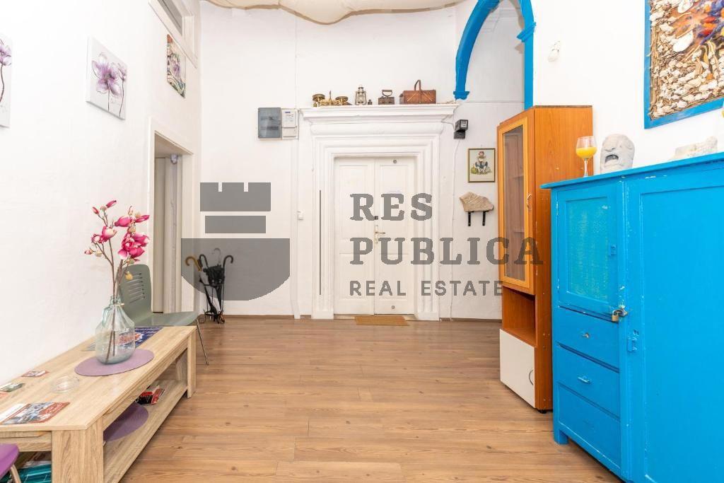 APARTMANI S POSLOVNIM PROSTOROM U STAROM GRADU - CIJENA NA UPIT