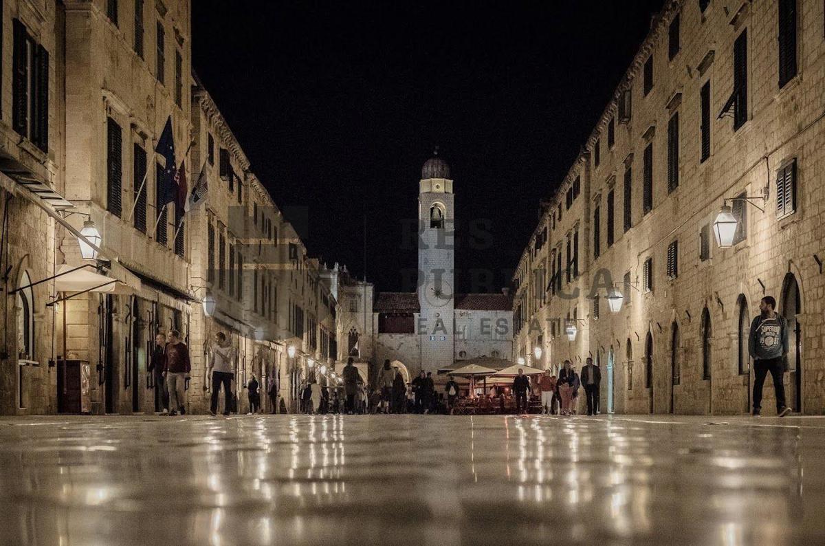 APARTMANI S POSLOVNIM PROSTOROM U STAROM GRADU - CIJENA NA UPIT