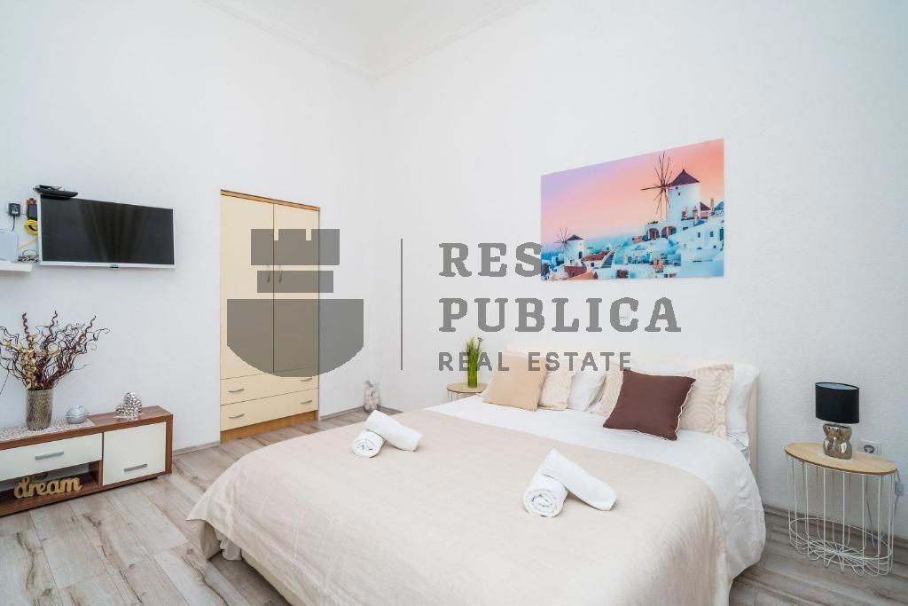 APARTMANI S POSLOVNIM PROSTOROM U STAROM GRADU - CIJENA NA UPIT