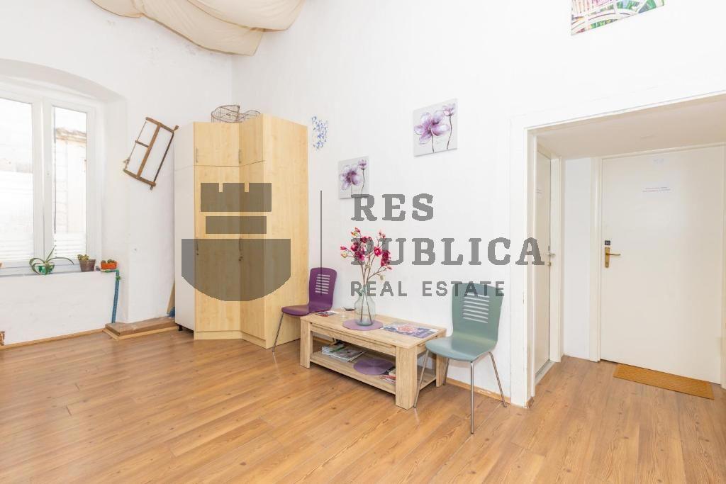 APARTMANI S POSLOVNIM PROSTOROM U STAROM GRADU - CIJENA NA UPIT