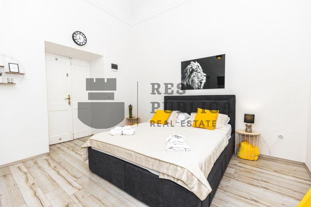 APARTMANI S POSLOVNIM PROSTOROM U STAROM GRADU - CIJENA NA UPIT