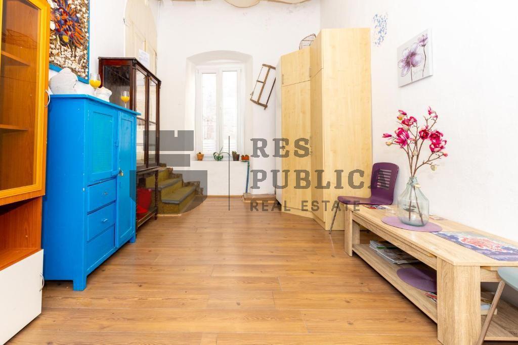 APARTMANI S POSLOVNIM PROSTOROM U STAROM GRADU - CIJENA NA UPIT