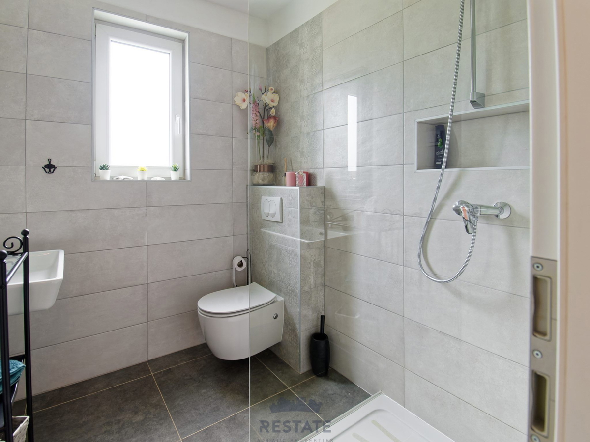 Čudovita VRSTNA hiša s pogledom na morje