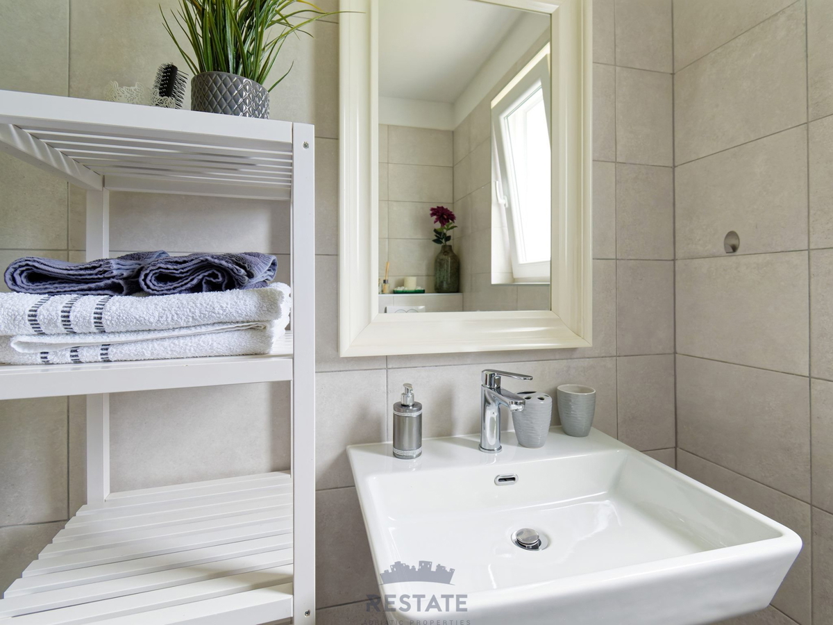 Čudovita VRSTNA hiša s pogledom na morje