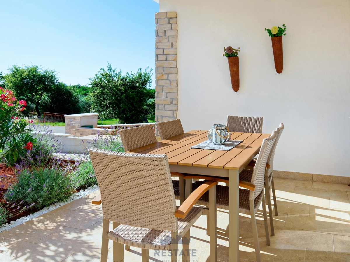 Čudovita VRSTNA hiša s pogledom na morje