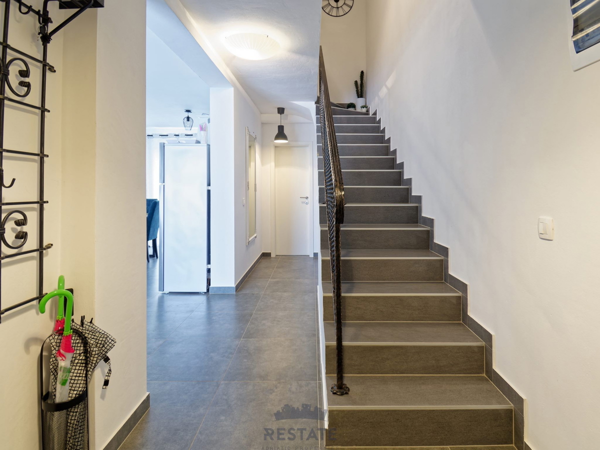 Čudovita VRSTNA hiša s pogledom na morje