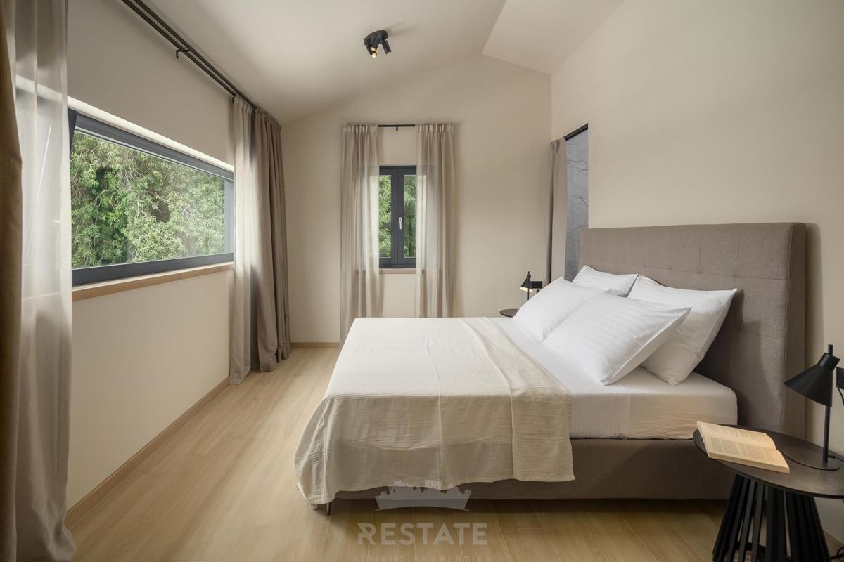 Moderna hiša z bazenom, 2km od morja