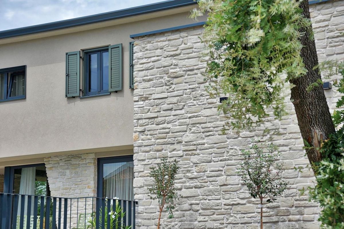 Moderna hiša z bazenom, 2km od morja