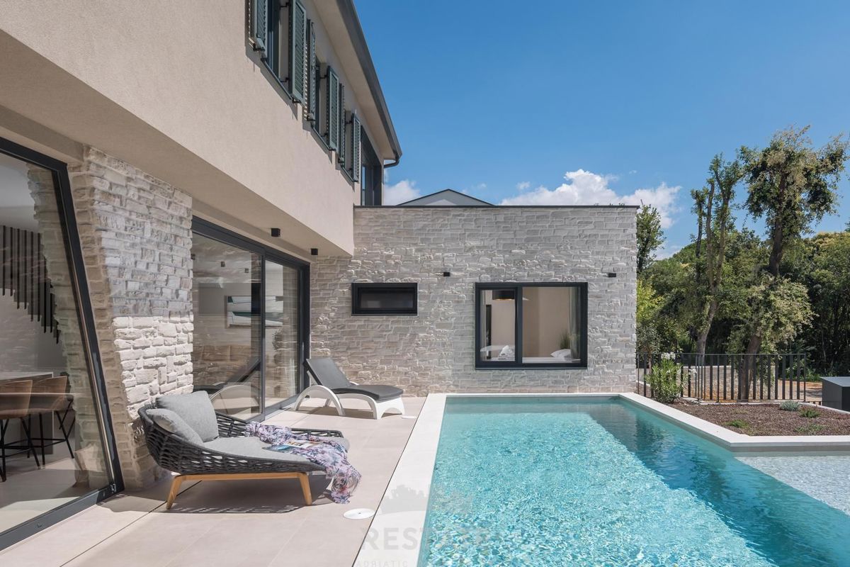 Moderna hiša z bazenom, 2km od morja