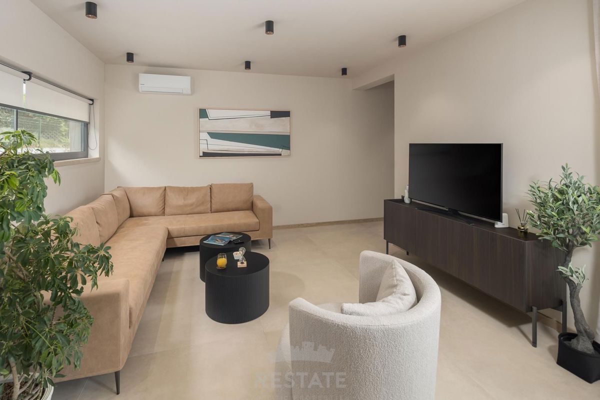 Moderna hiša z bazenom, 2km od morja