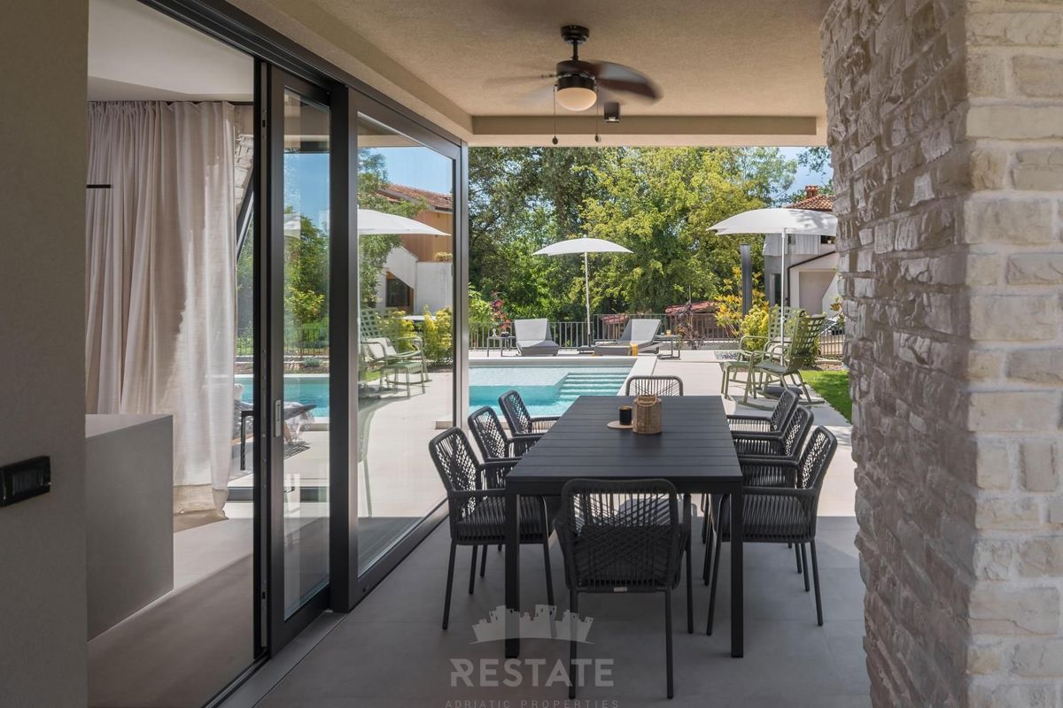 Moderna hiša z bazenom, 2km od morja