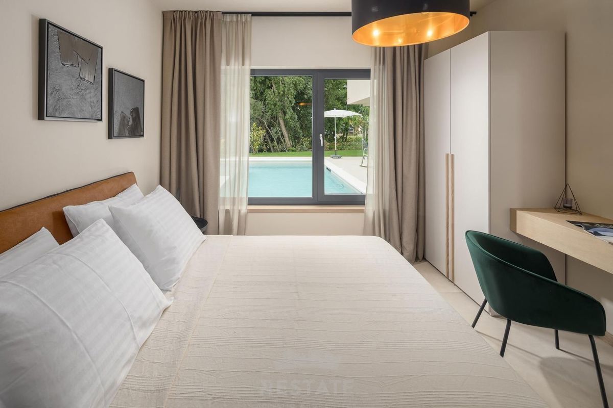 Moderna hiša z bazenom, 2km od morja