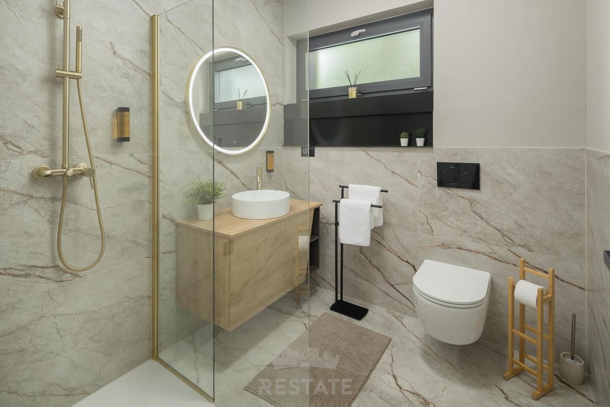 Moderna hiša z bazenom, 2km od morja