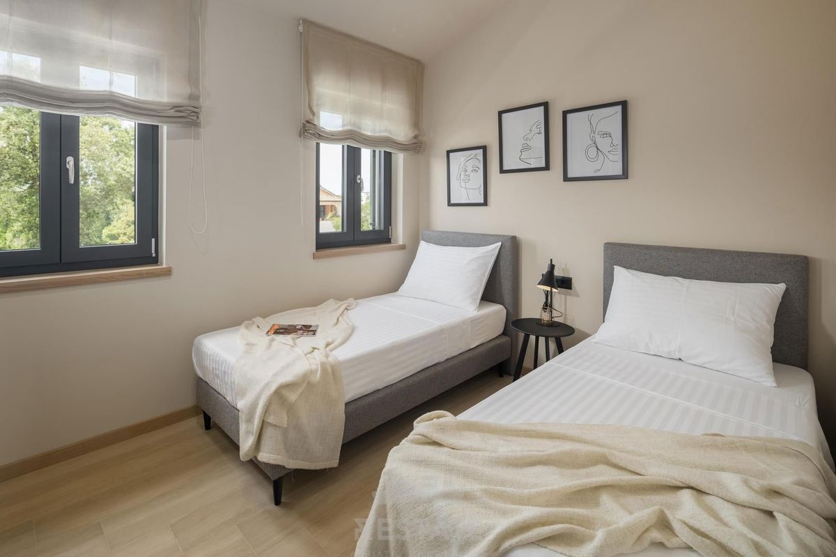 Moderna hiša z bazenom, 2km od morja