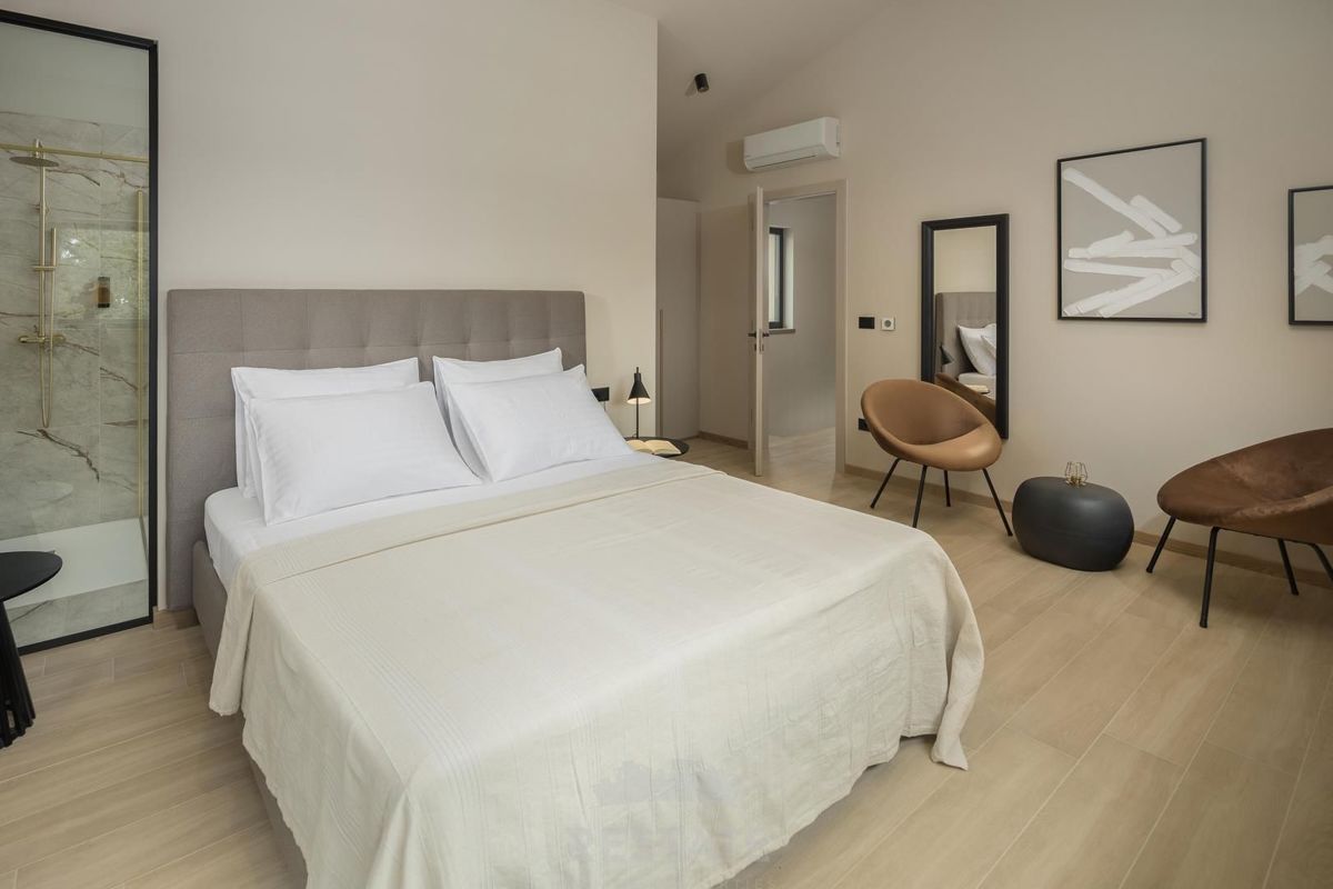 Moderna hiša z bazenom, 2km od morja