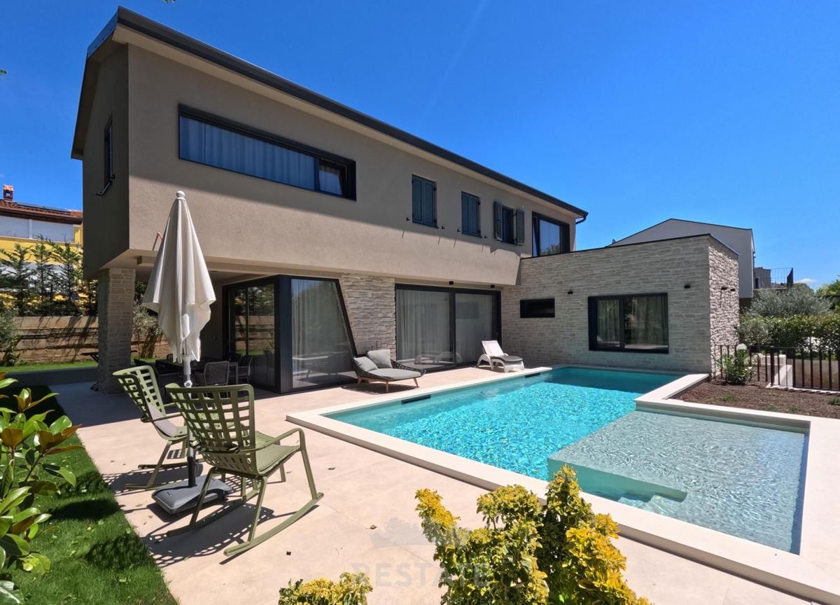 Moderna hiša z bazenom, 2km od morja