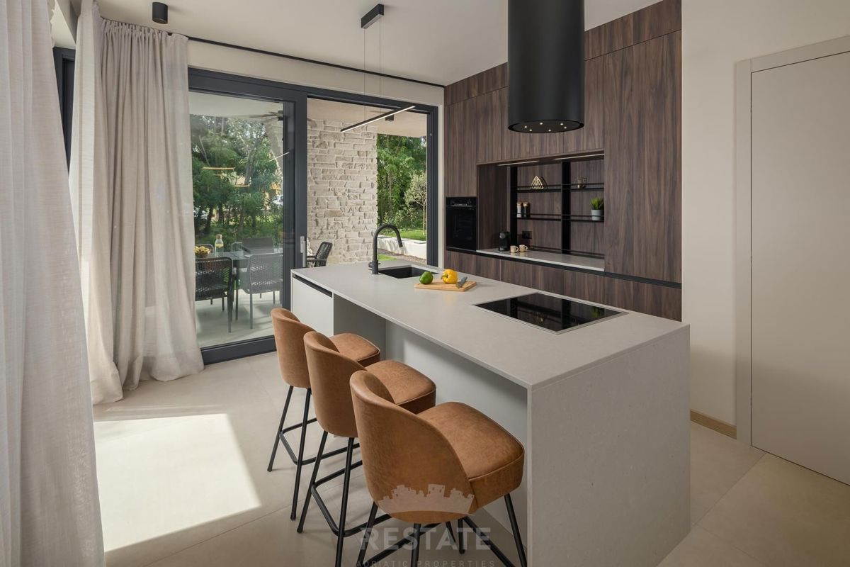 Moderna hiša z bazenom, 2km od morja